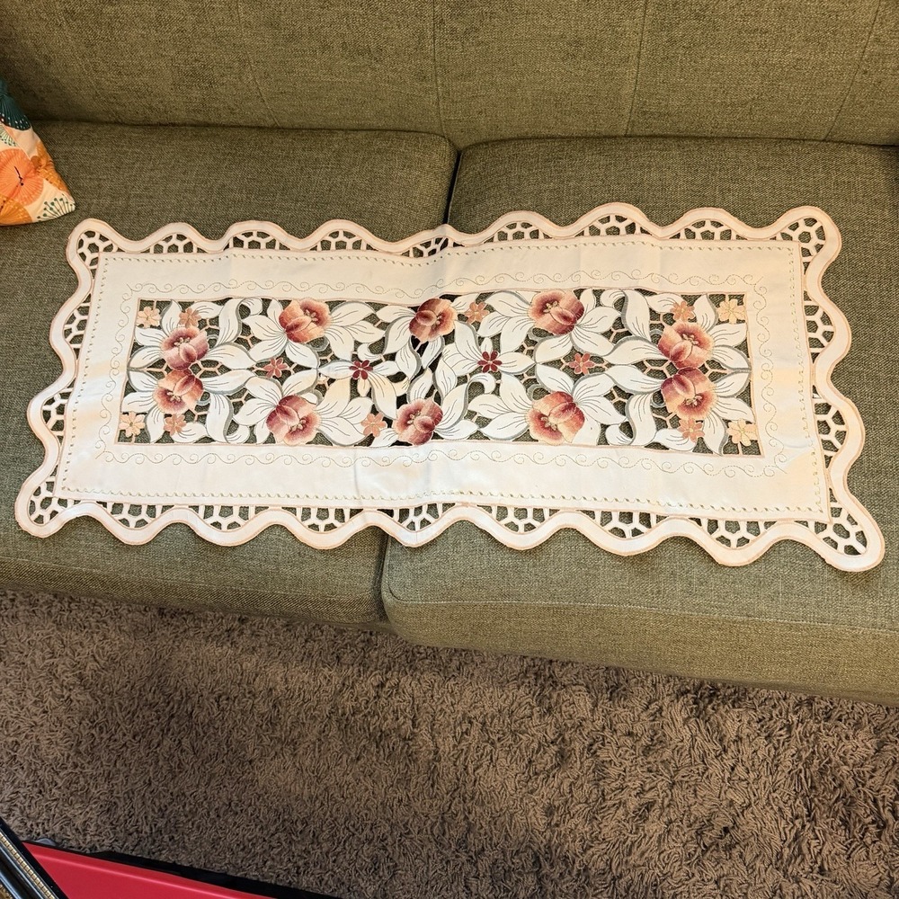 Vintage Floral Cutwork Table Runner 15x35 Embroidered Scalloped Edge Cottage
